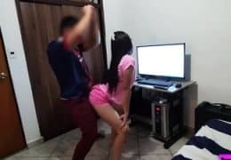 Calienta a su linda primita adolescente bailando reggaeton y se la coge