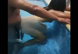 Viejo cachondo se coge en la piscina a joven hotwife frente al marido